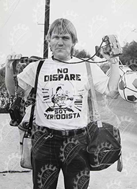 México 1986 - Foto de periodista con playera que dice soy periodista
